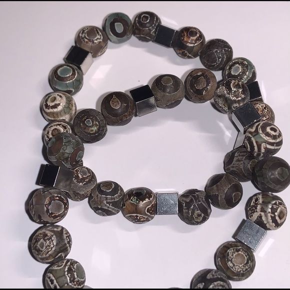 Pair of Tibetan dzi stretch bracelets with stainless steel accent beads - Picture 4 of 4